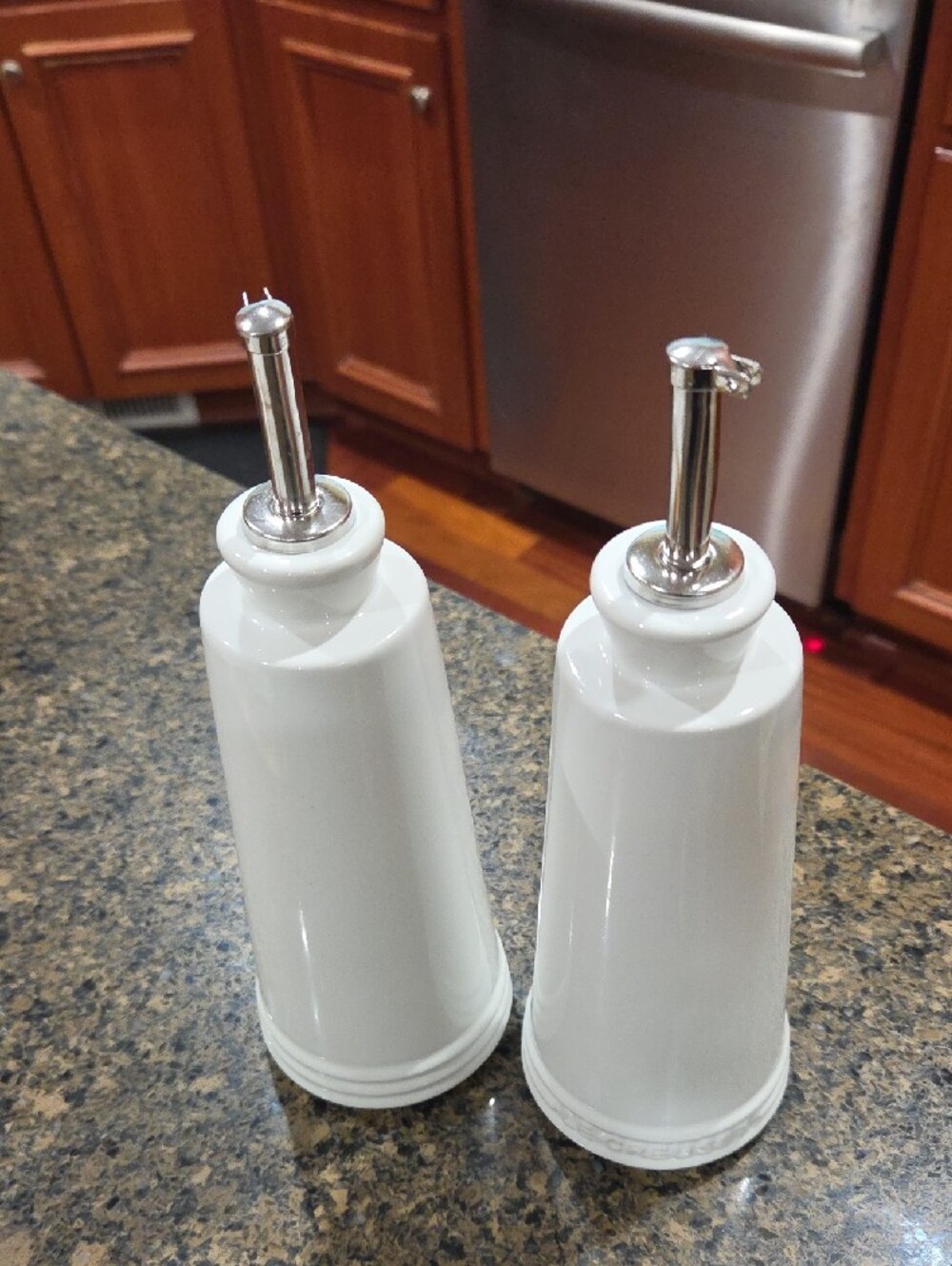 Le Creuset White  Oil & Vinegar Set - Picture 2 of 13